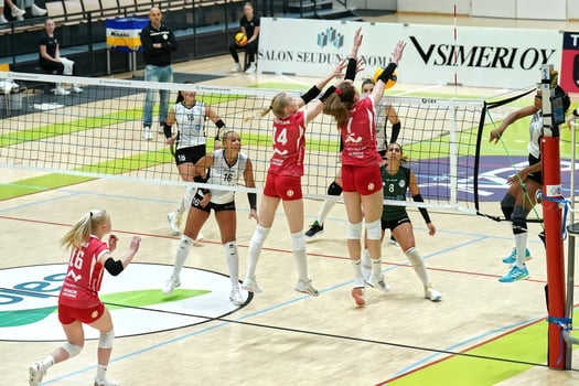 Volleyball professional Saana Lindgren blocking